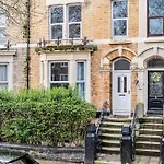 Anfield House - Liverpool Retreat 7 Bedroom Home